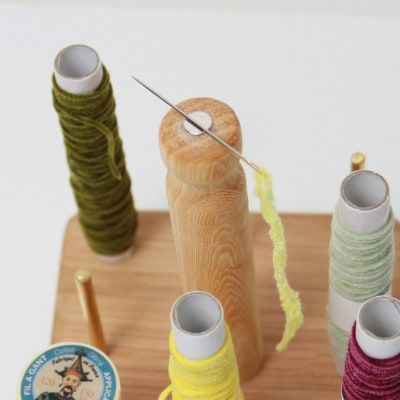 エディ工房　糸巻きスタンド(オーク・真鍮製8本立)　針休めマグネット付き