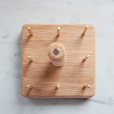 エディ工房　糸巻きスタンド(オーク・真鍮製8本立)　針休めマグネット付き