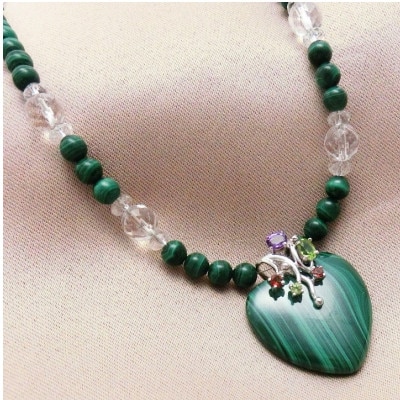 マラカイトのハート型宝石ネックレス