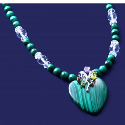 マラカイトのハート型宝石ネックレス