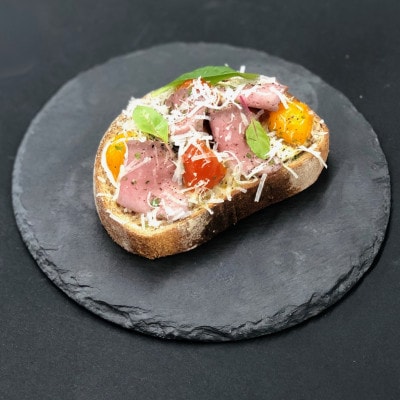 牛モモ肉使用★北の大地の恵み 北海道産ローストビーフ140g×2個(ソース付き)