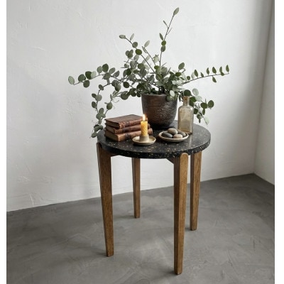 The Pebble (ザ・ぺブル) ビールストーンとオーク材のサイドテーブル 計1台