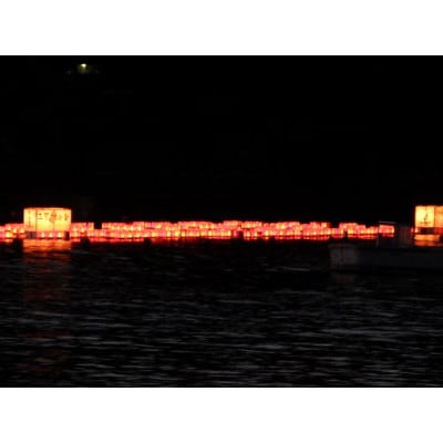 西湘の景勝地「岩海岸」の夏の風物詩として、歴史ある灯籠流し。先祖供養・祈願の灯籠の申込み