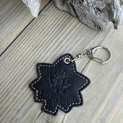 東広島産天然鹿革　もみじの葉　本革キーホルダー・キーリング【01ブラック】