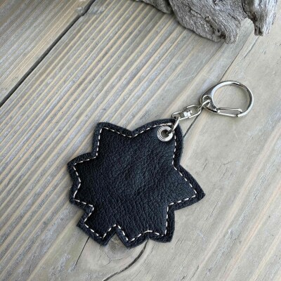 東広島産天然鹿革　もみじの葉　本革キーホルダー・キーリング【01ブラック】