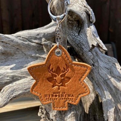 広島ジビエレザー　東広島産天然鹿革　もみじの葉　本革キーホルダー・キーリング【02キャメル】