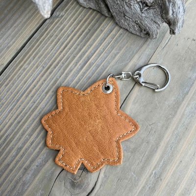 広島ジビエレザー　東広島産天然鹿革　もみじの葉　本革キーホルダー・キーリング【02キャメル】
