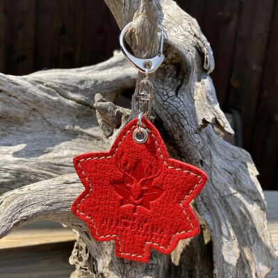 広島ジビエ東広島産天然鹿革　もみじの葉　本革キーホルダー・キーリング【03レッド】