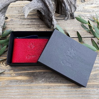 【広島ジビエレザー×広島東洋カープ】東広島産天然鹿革　二つ折りパスケース