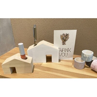 ヒノキ無垢材のおうち型のペン立て大・小2個セット