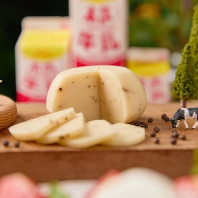 黒胡椒ゴーダチーズ　黒こしょう入りミニゴーダ (180g)