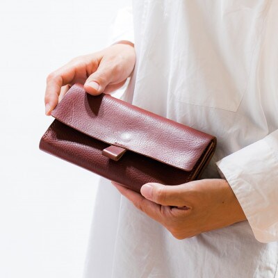 総手縫いで仕立てた　本革の長財布 (チョコ) ベロ付スクエアフラップ、コインマチあり