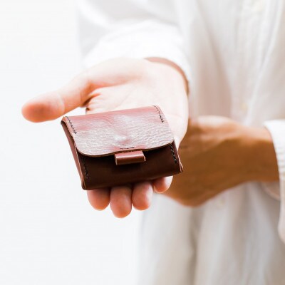 総手縫いで仕立てた　本革のましかくコインケース(チョコ)