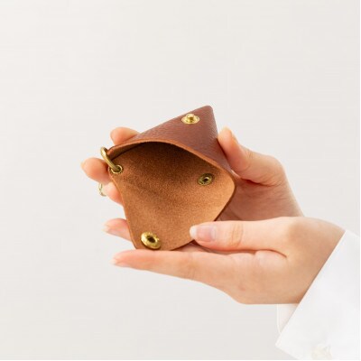 総手縫いで仕立てた　本革のコインケース三角型(チョコ)