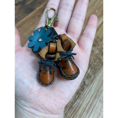 ミニチュア革靴ブーツのキーチャーム:ブラウン×黒紐