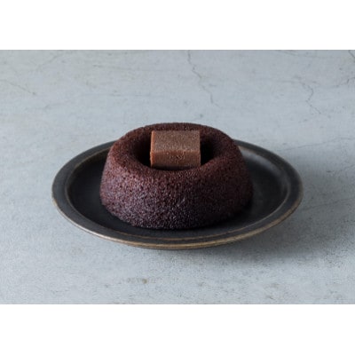 TRAVERSEE名物、生チョコをのせた「ティグレ(ビター&ミルク)」3個入り箱