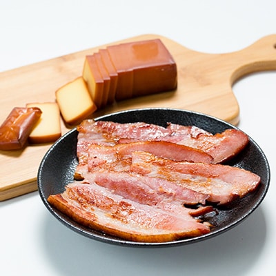 こだわりの河津桜チップで燻製したスモークチーズとスモークベーコン2点セット