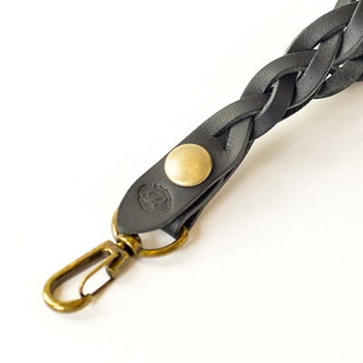 【ハンドメイド】レザーキーホルダー　　　三つ編みキーチェーン(ブラック)