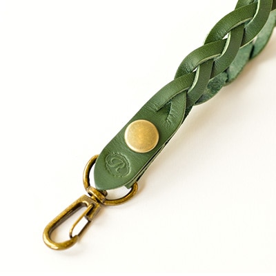 【ハンドメイド】レザーキーホルダー　　　三つ編みキーチェーン(グリーン)
