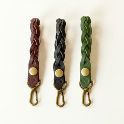 【ハンドメイド】レザーキーホルダー　　　三つ編みキーチェーン(グリーン)