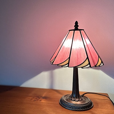 Nijiiro Lamp のステンドグラスのテーブルランプ カトレア ピンク