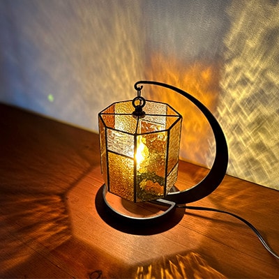 Nijiiro Lamp のステンドグラスのテーブルランプ　サークルクリア　アンバー