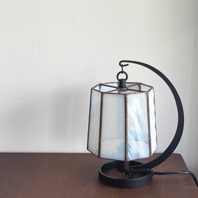 Nijiiro Lamp のステンドグラスのテーブルランプ ファン ホワイト