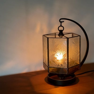 Nijiiro Lamp のステンドグラスのテーブルランプ 6 もみじ アンバー