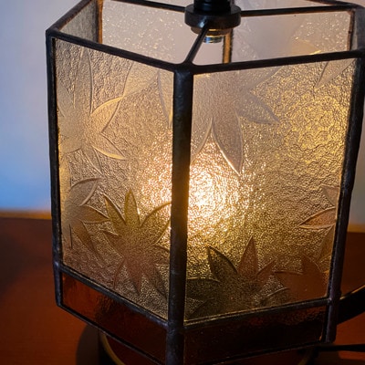 Nijiiro Lamp のステンドグラスのテーブルランプ 6 もみじ アンバー