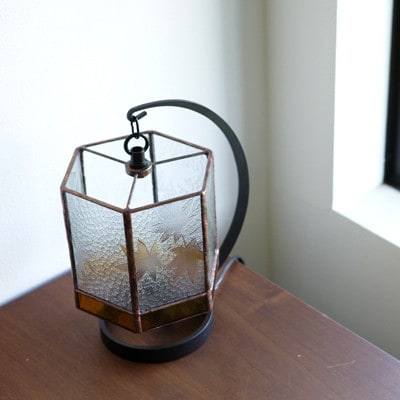Nijiiro Lamp のステンドグラスのテーブルランプ 6 もみじ アンバー