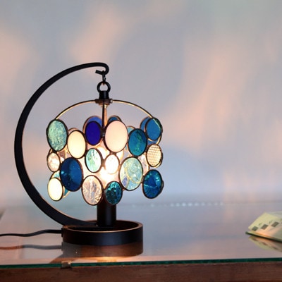 Nijiiro Lamp のステンドグラスのテーブルランプ チビ ブルー
