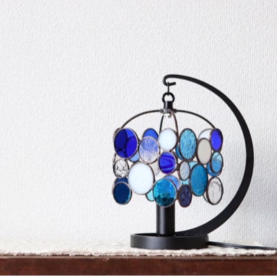 Nijiiro Lamp のステンドグラスのテーブルランプ チビ ブルー