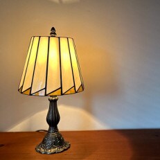 Nijiiro Lamp のステンドグラスのテーブルランプ マロン アンバー