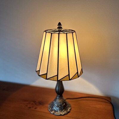 Nijiiro Lamp のステンドグラスのテーブルランプ マロン アンバー
