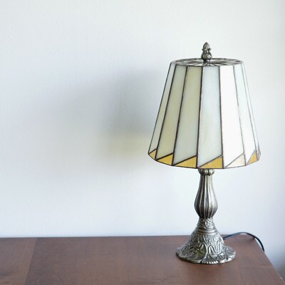 Nijiiro Lamp のステンドグラスのテーブルランプ マロン アンバー