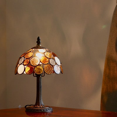 Nijiiro Lamp のステンドグラスのテーブルランプ ニジイロボウル アンバー