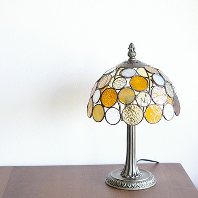 Nijiiro Lamp のステンドグラスのテーブルランプ ニジイロボウル アンバー