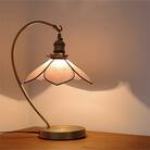 Nijiiro Lamp のステンドグラスのテーブルランプ ベルフラワーピンク