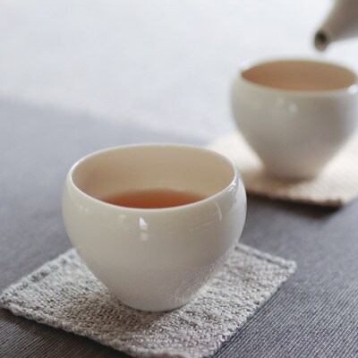 蒼爽黄磁　瀬戸の伝統息づく酒器と湯呑のセット　2人用