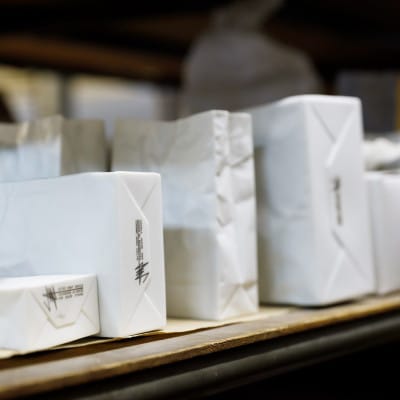 【瀬戸焼】ニュークリンクルスーパーバッグ#2 花器 ホワイト【セラミック・ジャパン】