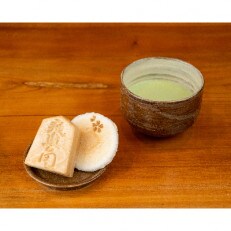 カジュアル野点抹茶碗と豆皿(茶)瀬戸の和菓子屋さんのお菓子付き茶具セット(抹茶付) | ふるさと納税のお礼品