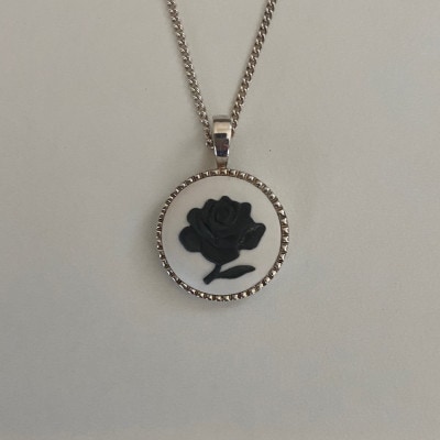 【ROUND】 バラシルバーペンダント　ホワイト