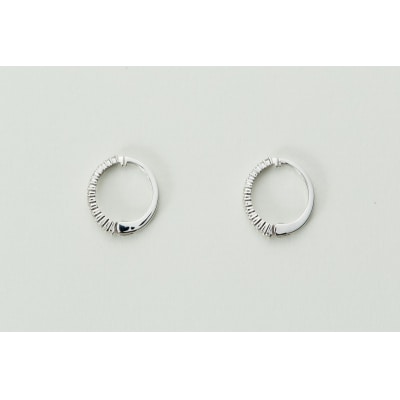 【ジュエリーの街、山梨県甲府市】ダイヤ0.20ct K18WGピアリング　E4670W