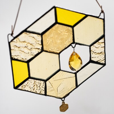 ステンドグラス 蜂の巣 モチーフ サンキャッチャー 手作り インテリア雑貨  ハンドメイド 雑貨