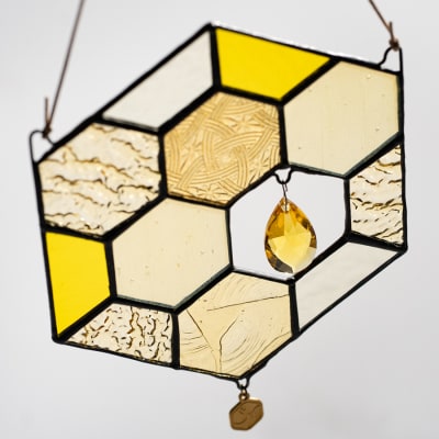 ステンドグラス 蜂の巣 モチーフ サンキャッチャー 手作り インテリア雑貨  ハンドメイド 雑貨