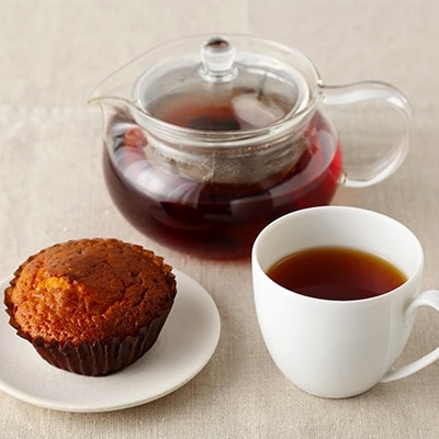 荒れた茶畑を再生して生まれた「横瀬の和紅茶」と「森のはちみつのマドレーヌ」セット