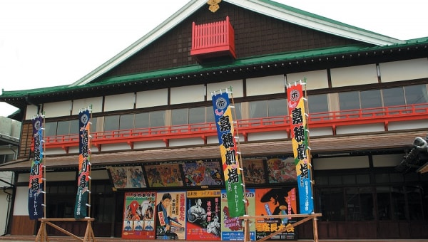 多くの芸能人が愛した筑豊の芝居小屋 『 嘉穂劇場 』 の再興を応援してください。