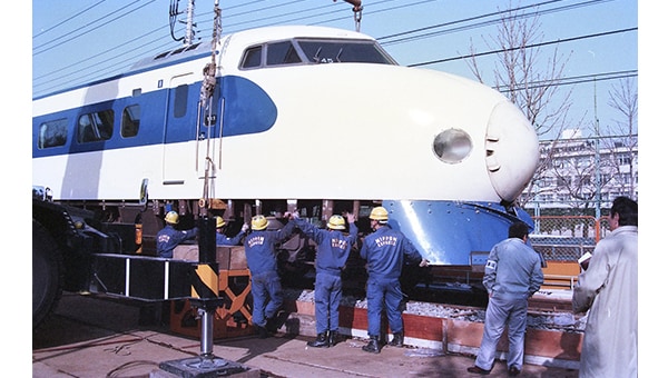 新幹線0系車両を昭島市のランドマークに!~塗装修繕と屋根架設の実施~