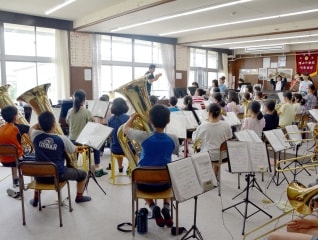 音楽のまちで元気に演奏する子どもたちのために新…