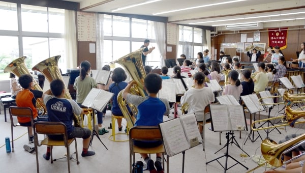 音楽のまちで元気に演奏する子どもたちのために新しい楽器を贈りたい!